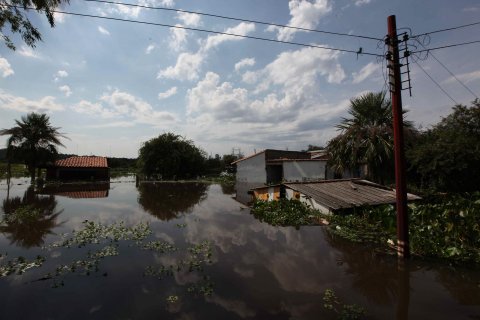ANDRES CRISTALDO BENITEZ: epa05084574 A view of the flooded neighborhood of Botanico in Asuncion, Paraguay, 31 December 2015. The flood has left 100.000 poeple displaced who have been offered temporary housing provided by the government. The border region between Paraguay, Argenti
