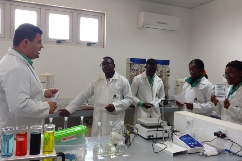 : Anderson Luiz e a equipa técnica do laboratório Biocom