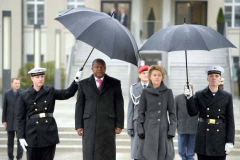 : João Lourenço esteve na Alemanha em 2014, quando era ministro da Defesa, e foi recebido pela homóloga Ursula von der Leyen