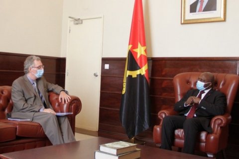 : Edo Stork, novo representante residente do PNUD em Angola, com Teté António, ministro de Relações Exteriores