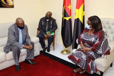 : Oupa Ephraim Monareng, embaixador sul-africano em Angola em reunião com a vice-presidente do MPLA, Luísa Damião