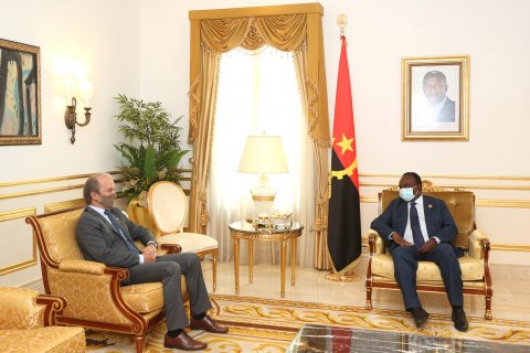 : Presidente da Assembleia Nacional com o embaixador do Brasil em Angola (Foto: Paulo Mulaza/Edições Novembro)