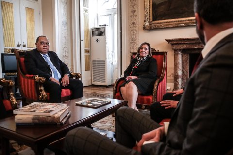 : Hélder Pitta Grós, procurador-geral da República com Lucília Gago, a sua homóloga portuguesa (Foto: Mario Cruz/Lusa)