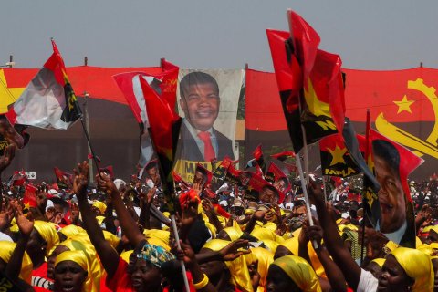 STRINGER: Supporters cheer as Joao Lourenco, presidential candidate for the ruling MPLA party, speaks at an election rally in Malanje, Angola, August 17, 2017. Picture taken  August 17, 2017. REUTERS/Stephen Eisenhammer FOR EDITORIAL USE ONLY. NO RESALES. NO ARCHIV