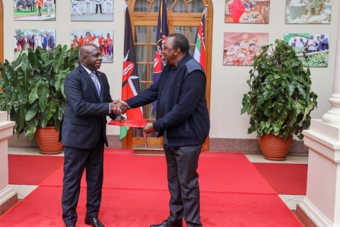 : Téte António com Uhuru Kenyatta, Presidente do Quénia