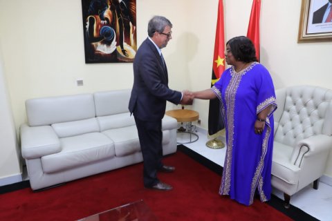 : Embaixador de Cabo Verde em Angola com a vice-Presidente do MPLA