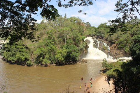 : Quedas de água de Binga no rio Keve 