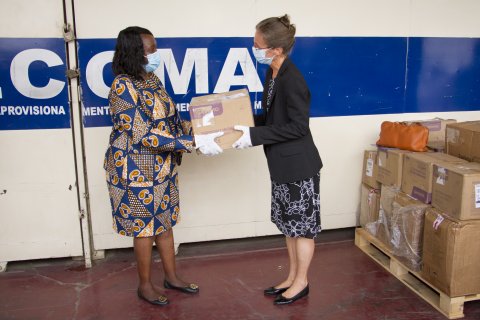 Nelson Malamba: Ministra da Saúde, Sílvia Lutucuta, (à esq) recebe material de biossegurança das mão da Embaixadora da União Europeia em Angola, Jeannette Seppen