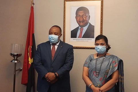 : Ministro da Indústria e Comércio, Victor Fernandes, e a embaixadora da Índia em Angola, Pratibha Parkar