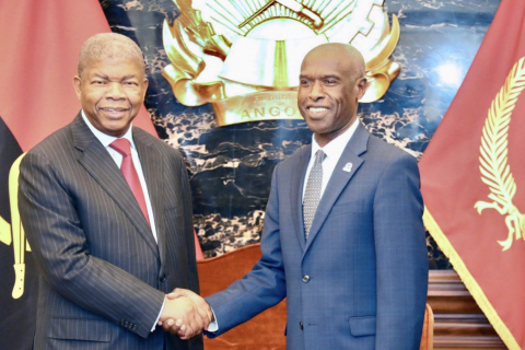 : João Lourenço e o embaixador dos Estados Unidos da América acreditado em Angola, Tulinabo Mushingi (Foto via Facebook Presidência da República - Angola)