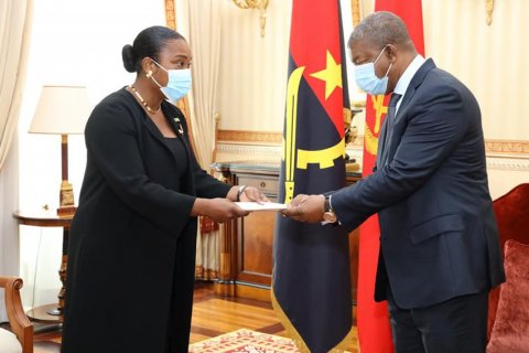 : João Lourenço e Edite Ten Jua, ministra dos Negócios Estrangeiros, Cooperação e Comunidades de São Tomé e Príncipe
