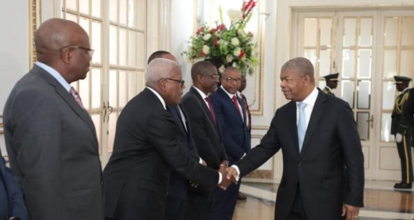 : Contreiras Pipa/Edições Novembro (Via Jornal de Angola)