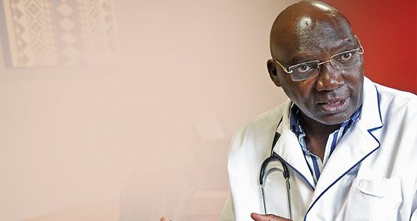 : Médico angolano Matadi Daniel (Foto: Eduardo Pedro/Edições Novembro)
