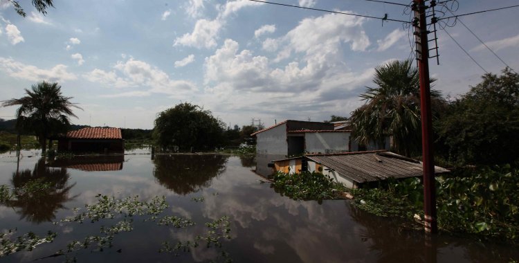 ANDRES CRISTALDO BENITEZ: epa05084574 A view of the flooded neighborhood of Botanico in Asuncion, Paraguay, 31 December 2015. The flood has left 100.000 poeple displaced who have been offered temporary housing provided by the government. The border region between Paraguay, Argenti