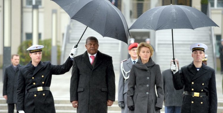 : João Lourenço com Ursula von der Leyen, ministra da Defesa alemã