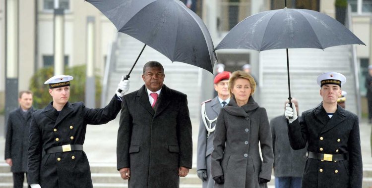 : João Lourenço esteve na Alemanha em 2014, quando era ministro da Defesa, e foi recebido pela homóloga Ursula von der Leyen