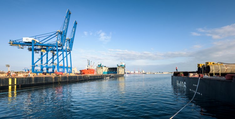 : Porto do Lobito. Estaleiro SONAMET, Baia do Lobito. Provincia de Benguela. Angola