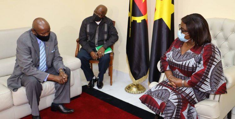 : Oupa Ephraim Monareng, embaixador sul-africano em Angola em reunião com a vice-presidente do MPLA, Luísa Damião