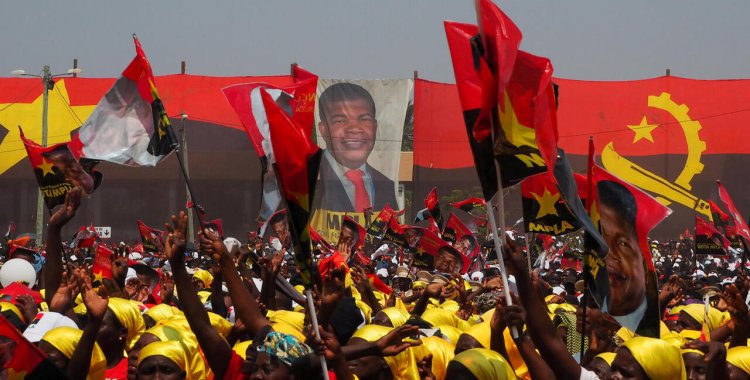 STRINGER: Supporters cheer as Joao Lourenco, presidential candidate for the ruling MPLA party, speaks at an election rally in Malanje, Angola, August 17, 2017. Picture taken  August 17, 2017. REUTERS/Stephen Eisenhammer FOR EDITORIAL USE ONLY. NO RESALES. NO ARCHIV