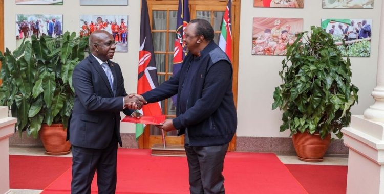 : Téte António com Uhuru Kenyatta, Presidente do Quénia