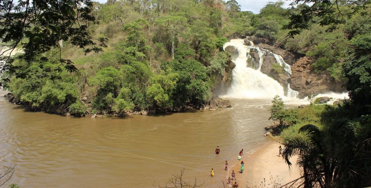 : Quedas de água de Binga no rio Keve 