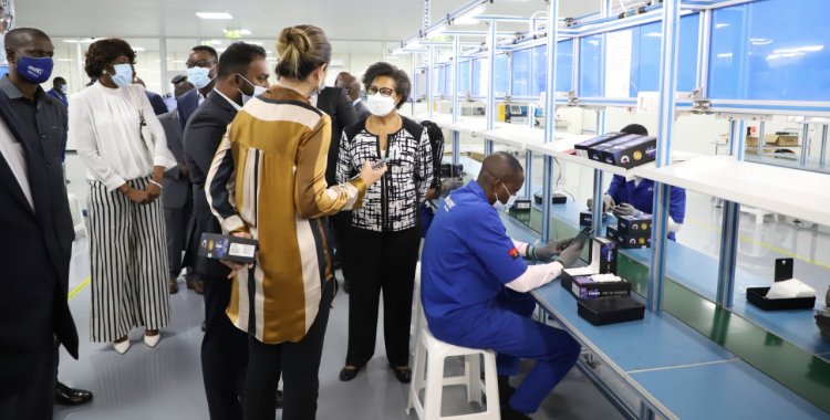 : Ministra da Educação em visita à fábrica (Foto: Platinaline)