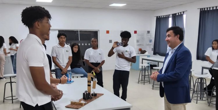 : Nuno Sampaio no Lubango em visita à Escola Portuguesa na cidade (Foto via Facebook Nuno Sampaio)