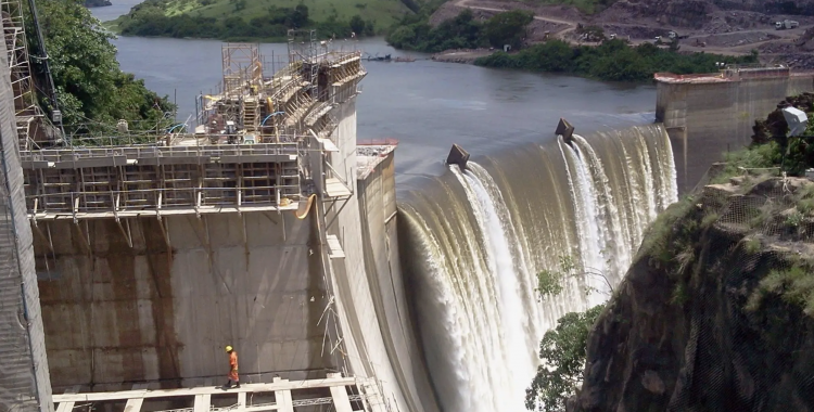 Der Gouverneur hat die Möglichkeit, die Sperrung der Obras des Barragem de Caculo-Cabaça – Angola – Tag für Tag, am Ende Angolas, zu verhindern