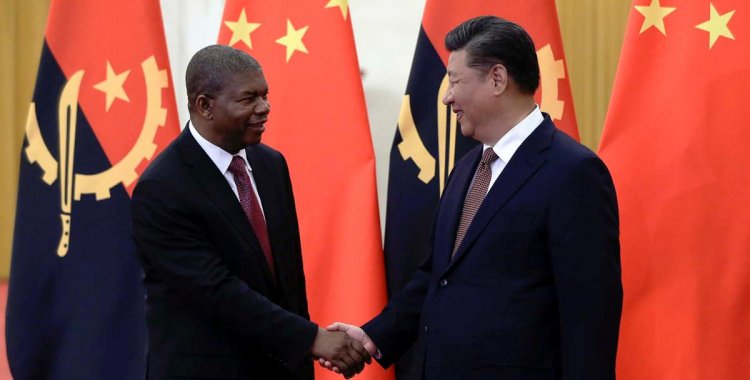 : João Lourenço com o seu homólogo inglês, Xi Jinping