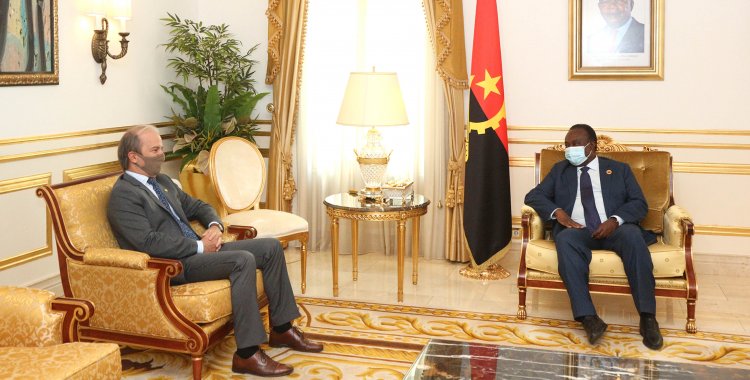 : Presidente da Assembleia Nacional com o embaixador do Brasil em Angola (Foto: Paulo Mulaza/Edições Novembro)