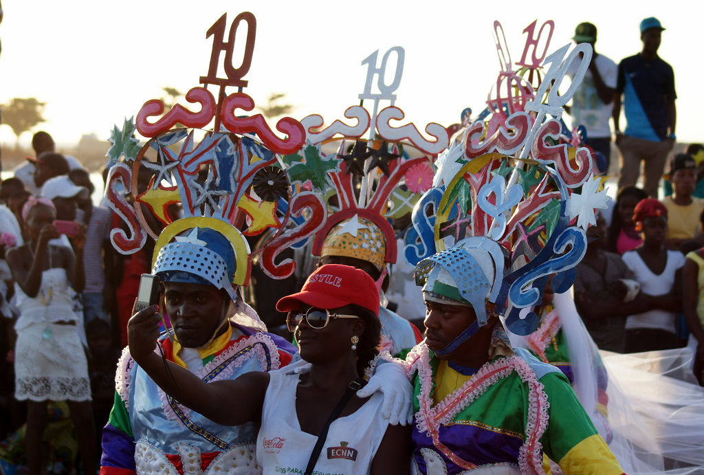 Quase 40 grupos e milhares de foliões disputam Carnaval de Luanda Ver
