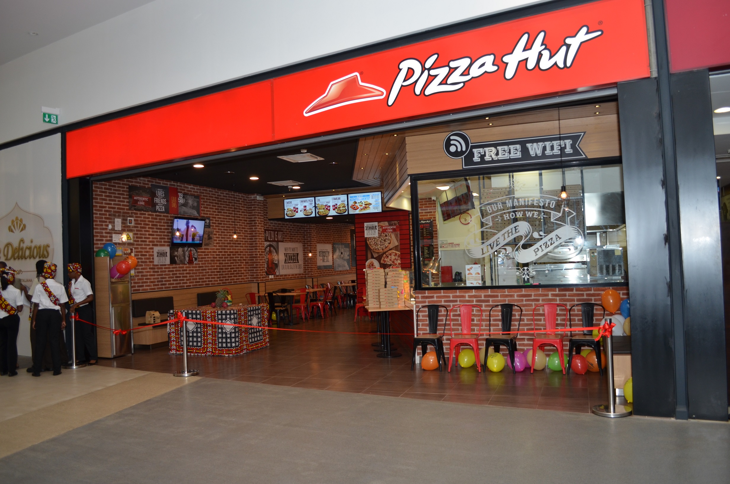 Пицца хат тарко. Пицца хат интерьер. Pizza Hut интерьер Москва. Пицца хат в Америке. Фасад ресторана pizza Hut