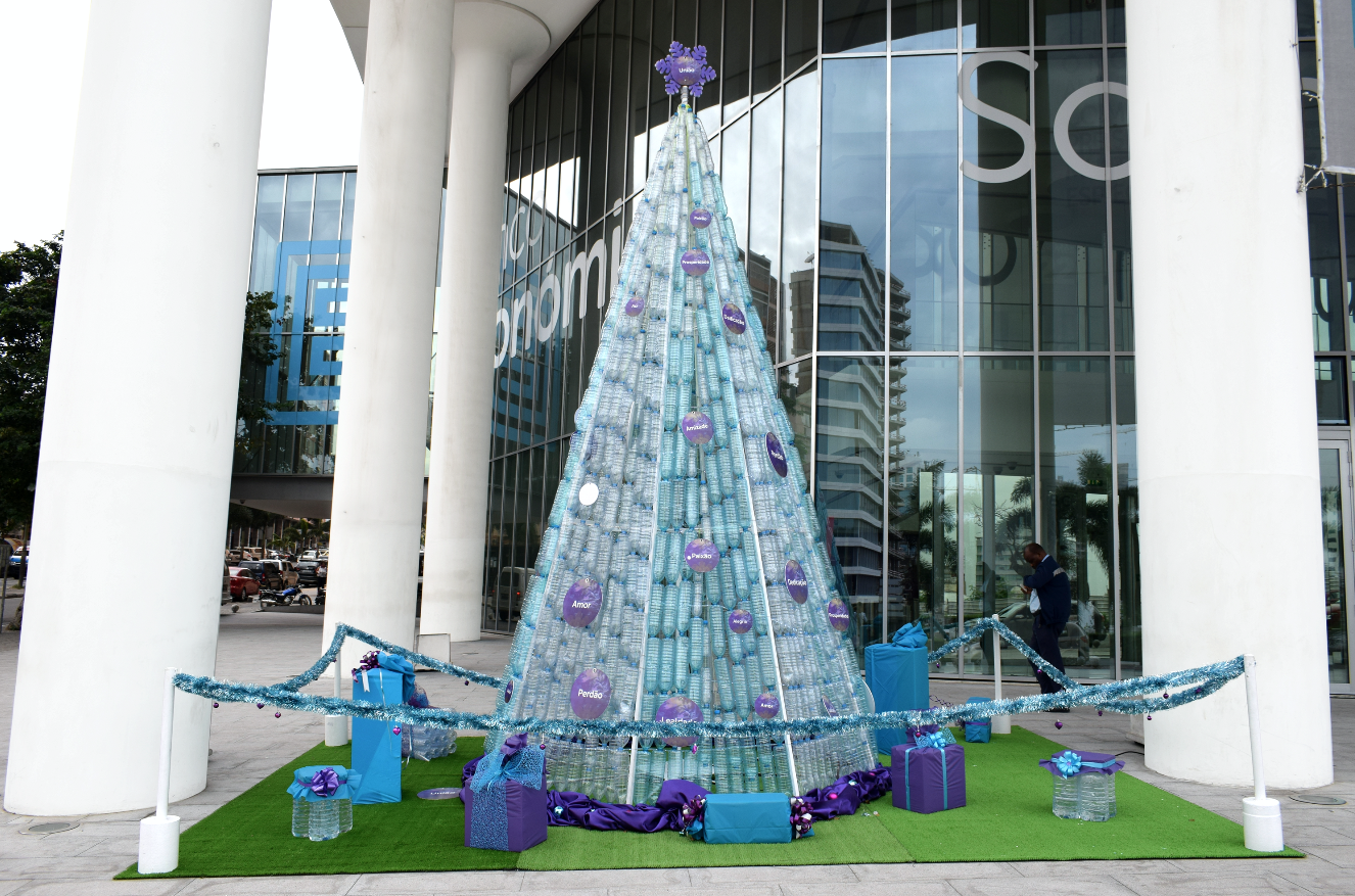 Luanda tem Árvore de Natal ecológica feita de garrafas de plástico - Ver  Angola - Diariamente, o melhor de Angola