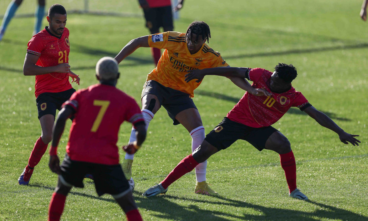 Formação da seleção nacional de futebol do mali no campo de futebol.